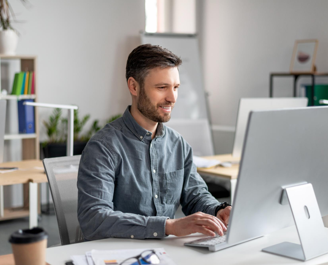 Man uses Messagewhiz for improved retail sales strategies with messaging